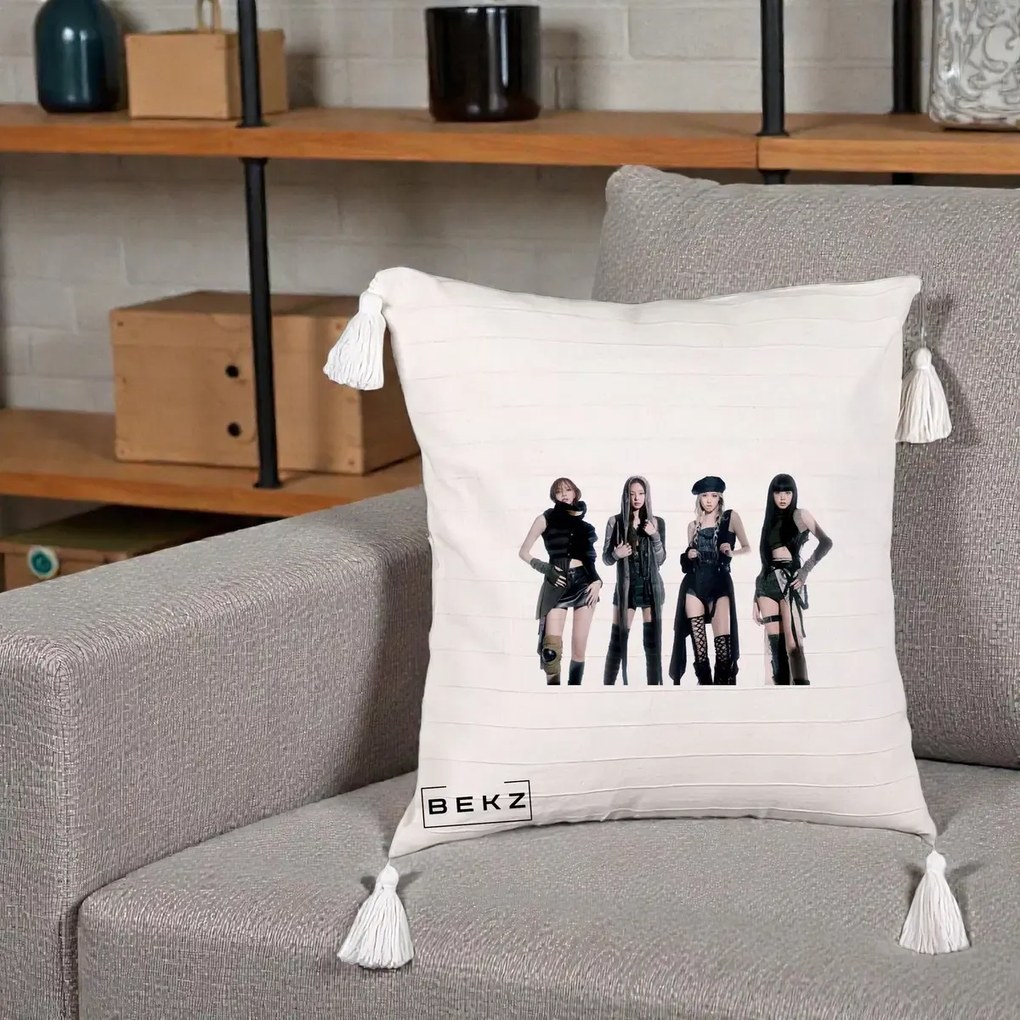 Perna Personalizata K-pop BLACKPINK Tinute Negre Elegante Grup, 40x40 cm, Bej cu Franjuri, Husa Detasabila, Perna Inclusa, BEKZ®