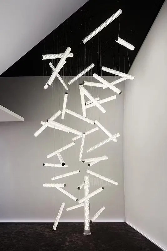 Lustra LED design tehnico-decorativ realizat manual Hugo vertical prisma