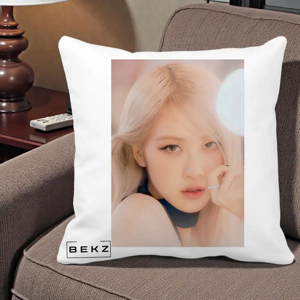 Perna Personalizata K-pop BLACKPINK Rose Blond cu Inel Roz Pastel, 40x40 cm, Alba Mata, Husa Detasabila, Perna Inclusa, BEKZ®