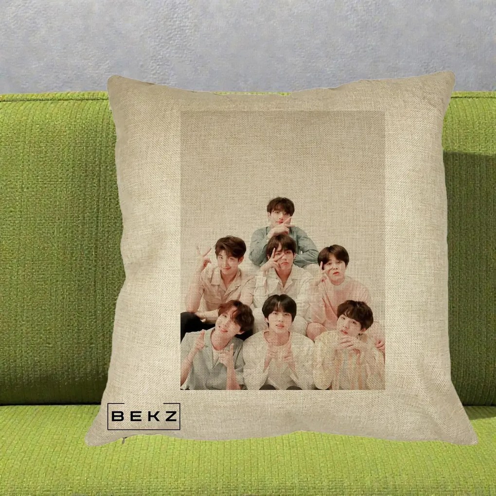 Perna Personalizata K-pop BTS Foto Grup Pastel, 40x40 cm, Crem, Husa Detasabila, Perna Inclusa, BEKZ®