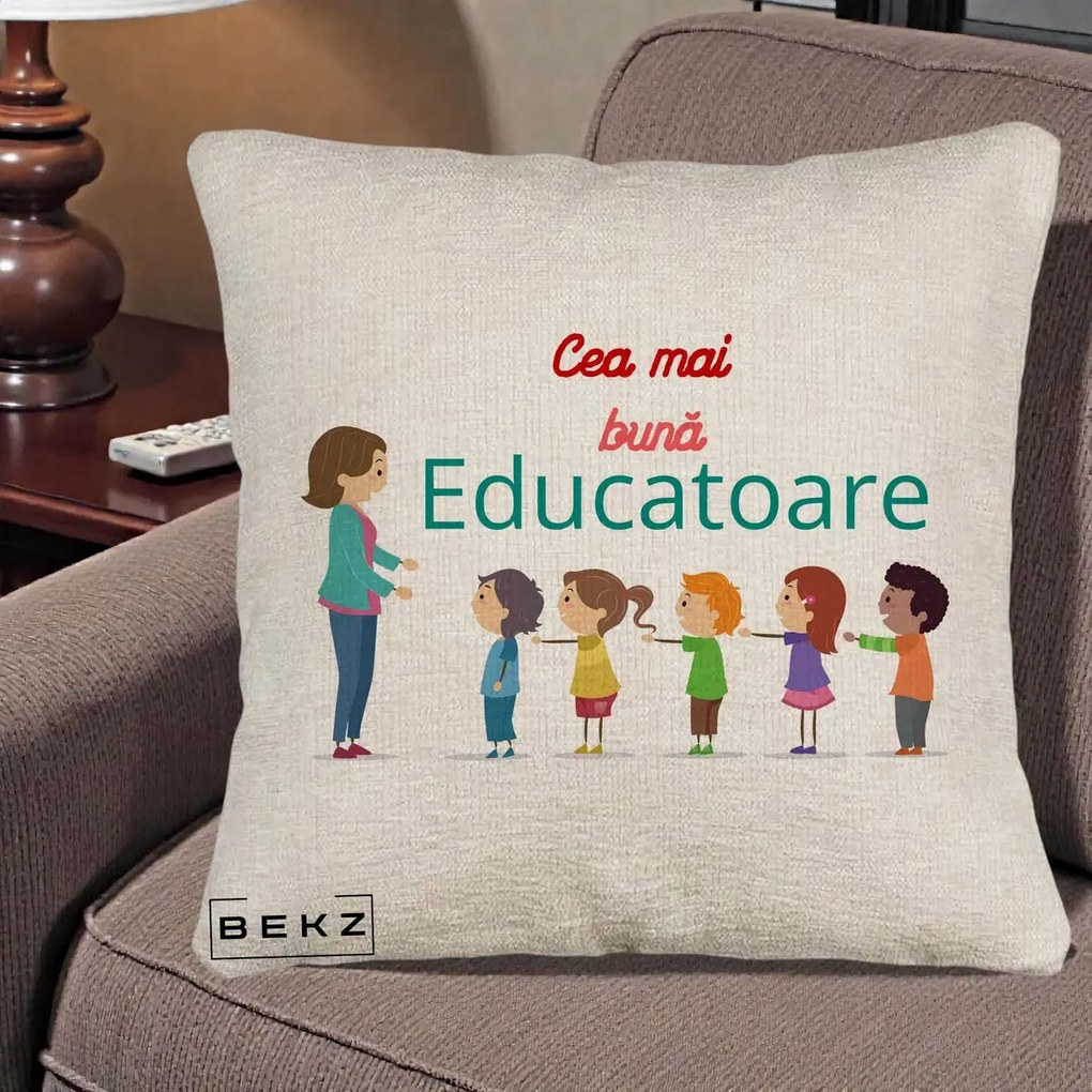 Cadou pentru Educatoare - Perna Personalizata Cea mai Buna Educatoare cu Ilustratie Copii si Educatoare, 40x40 cm, Bej Canapea, Husa Detasabila, Perna Inclusa, BEKZ®