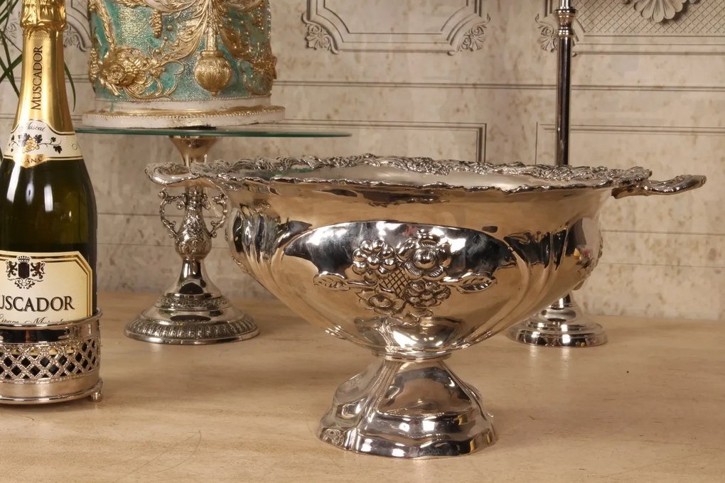 Bol de servire oval din alamă lucrată manual, argintiu, pe picior, cu două mânere și struguri în relief, fructieră și centru de masă, 19,5 x 41 x 33