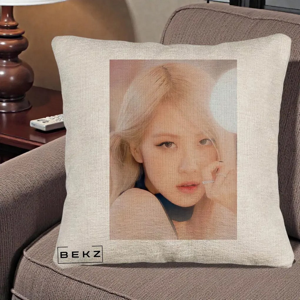 Perna Personalizata K-pop BLACKPINK Rose Blond cu Inel Roz Pastel, 40x40 cm, Bej Canapea, Husa Detasabila, Perna Inclusa, BEKZ®