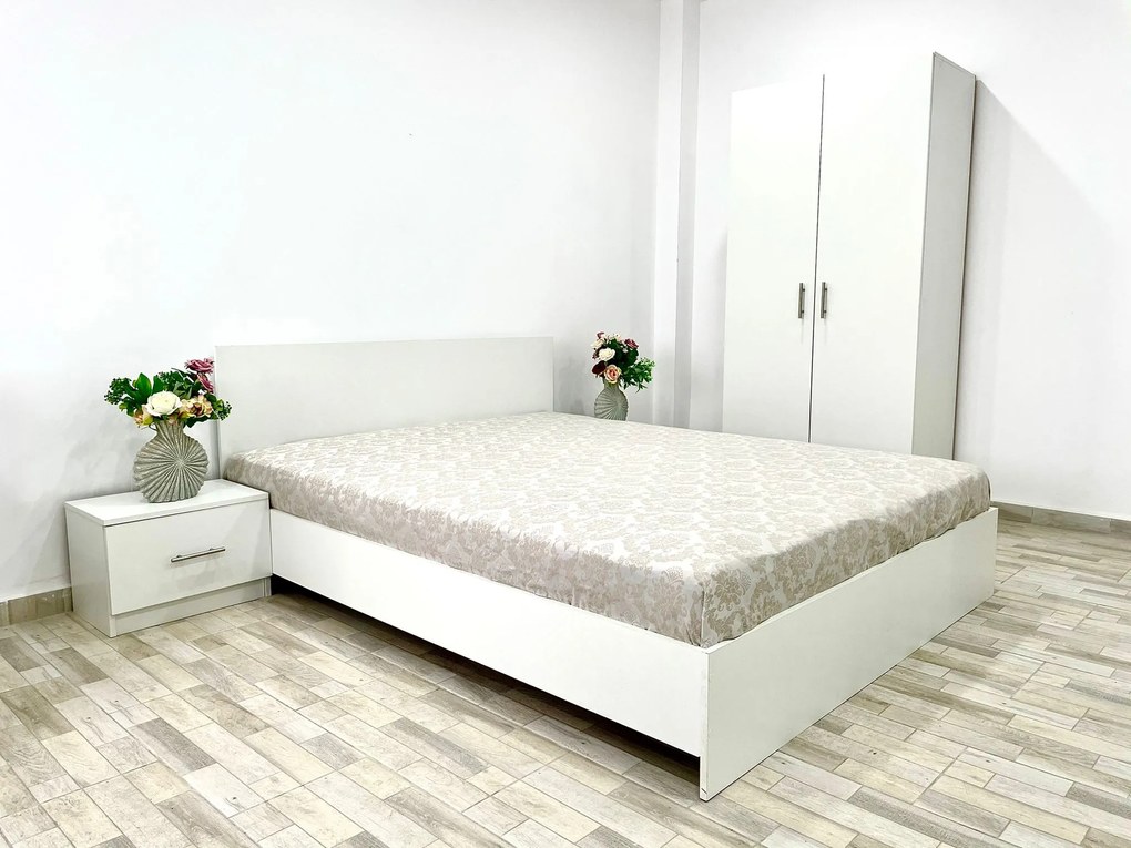 Dormitor Combi, culoare alb, cu pat standard 140 x 200 cm, dulap cu 2 usi 90 cm si 2 noptiere