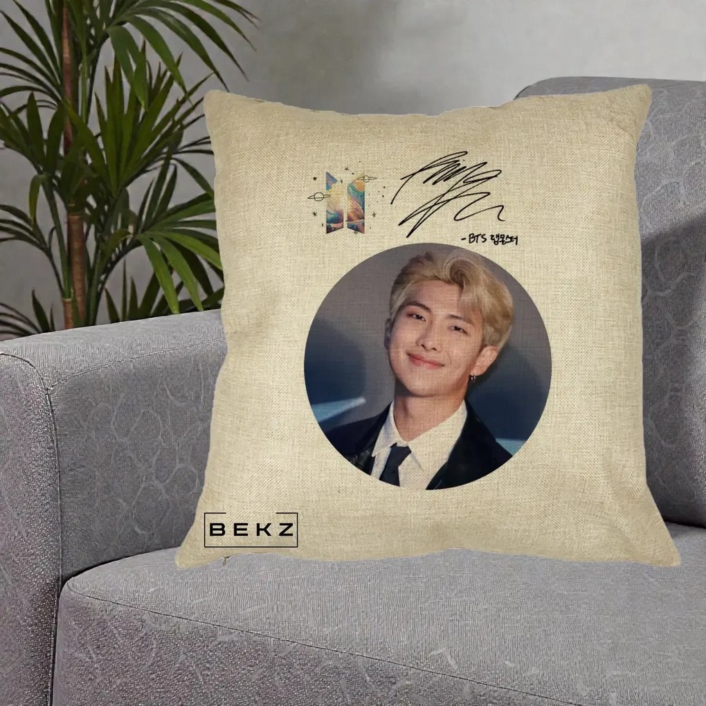 Perna Personalizata K-pop BTS RM Namjoon Portret Cerc cu Autograf, 40x40 cm, Crem, Husa Detasabila, Perna Inclusa, BEKZ®