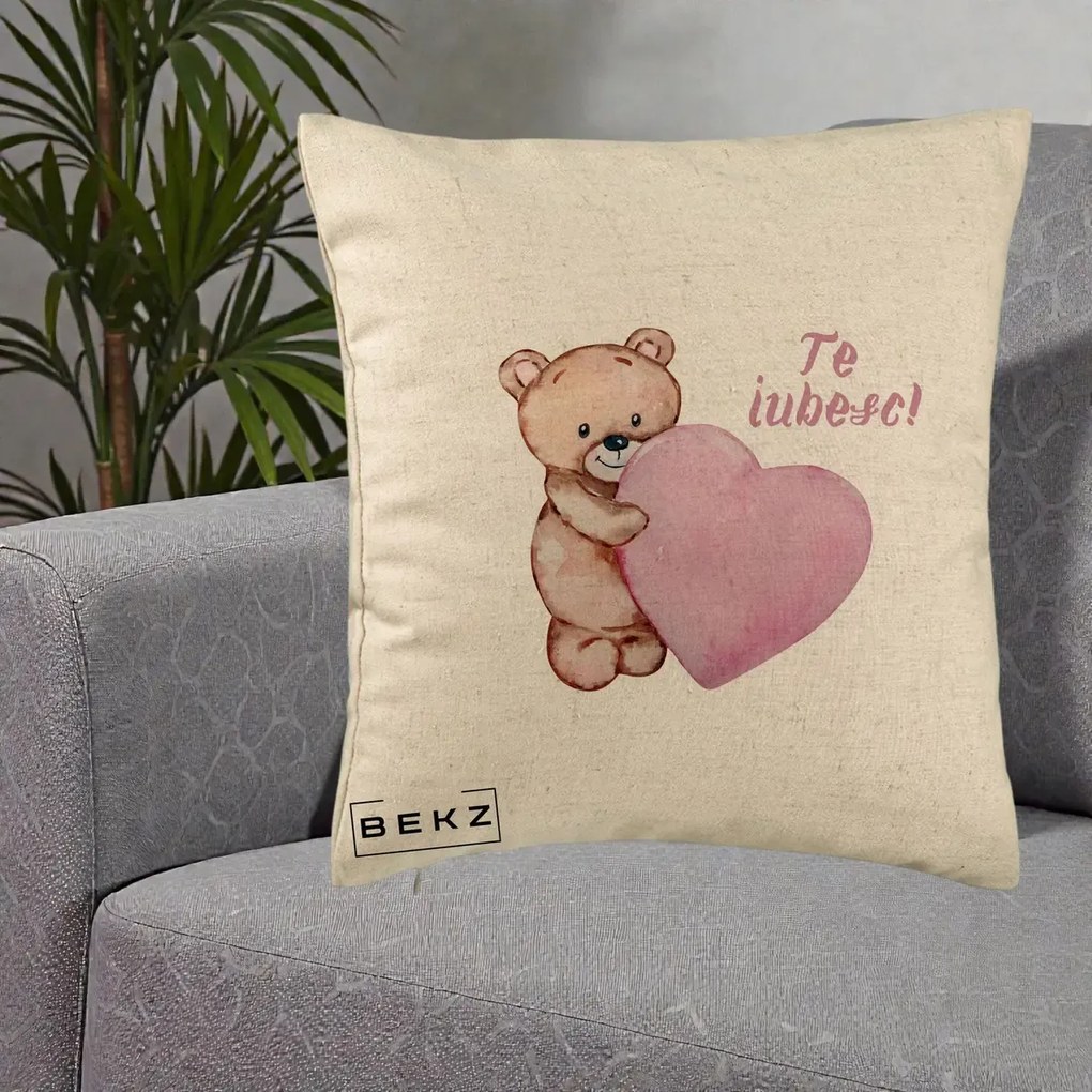 Cadou Romantic - Perna Personalizata Te Iubesc Ursulet cu Inima Roz Acuarela, 40x40 cm, Bej, Husa Detasabila, Perna Inclusa, BEKZ®