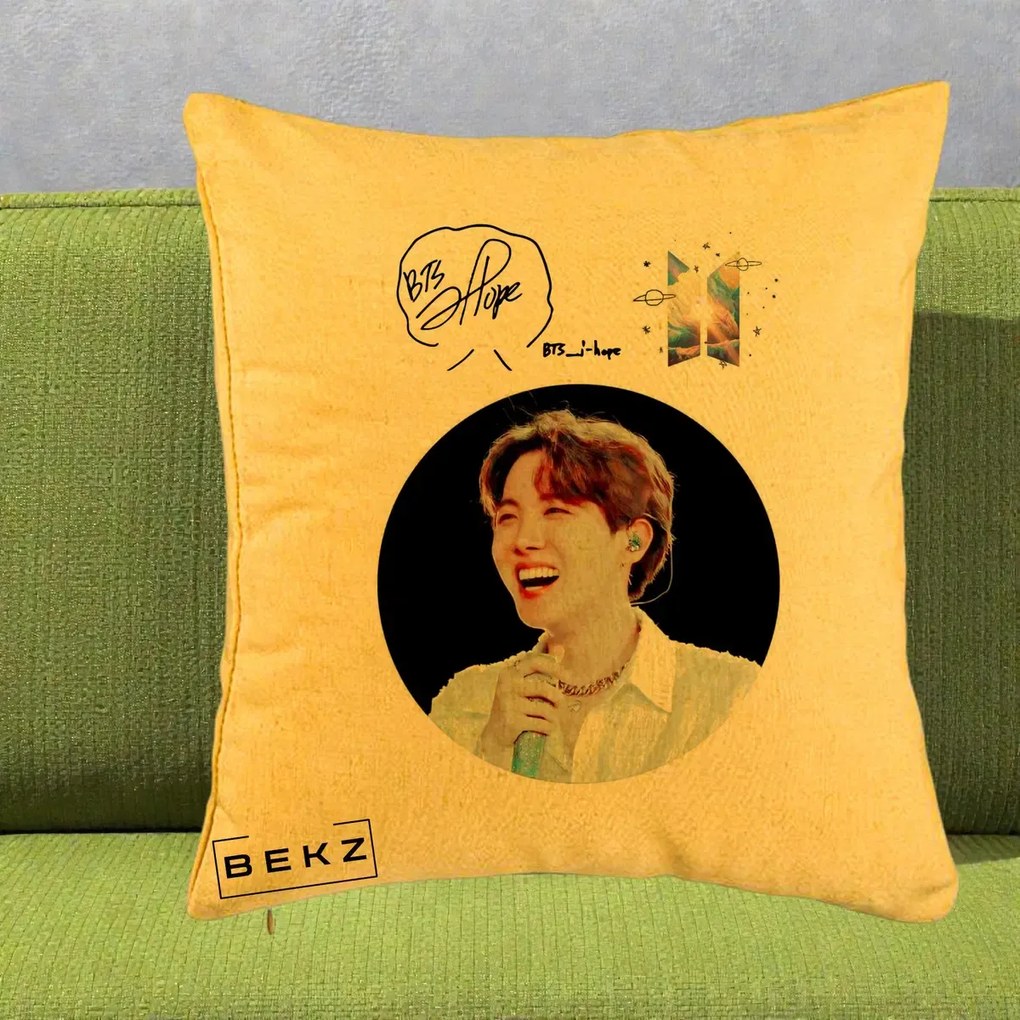 Perna Personalizata K-pop BTS J-Hope Portret cu Autograf, 40x40 cm, Galben, Husa Detasabila, Perna Inclusa, BEKZ®