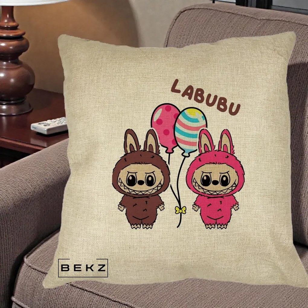 Perna Personalizata Labubu Cuplu cu Baloane, 40x40 cm, Crem, Husa Detasabila, Perna Inclusa, BEKZ®
