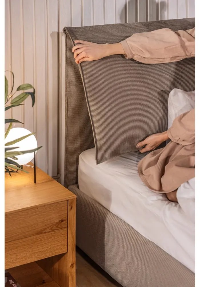 Pat matrimonial taupe tapițat cu spațiu de depozitare cu somieră 180x200 cm Thessa Pillow – Bonami Selection