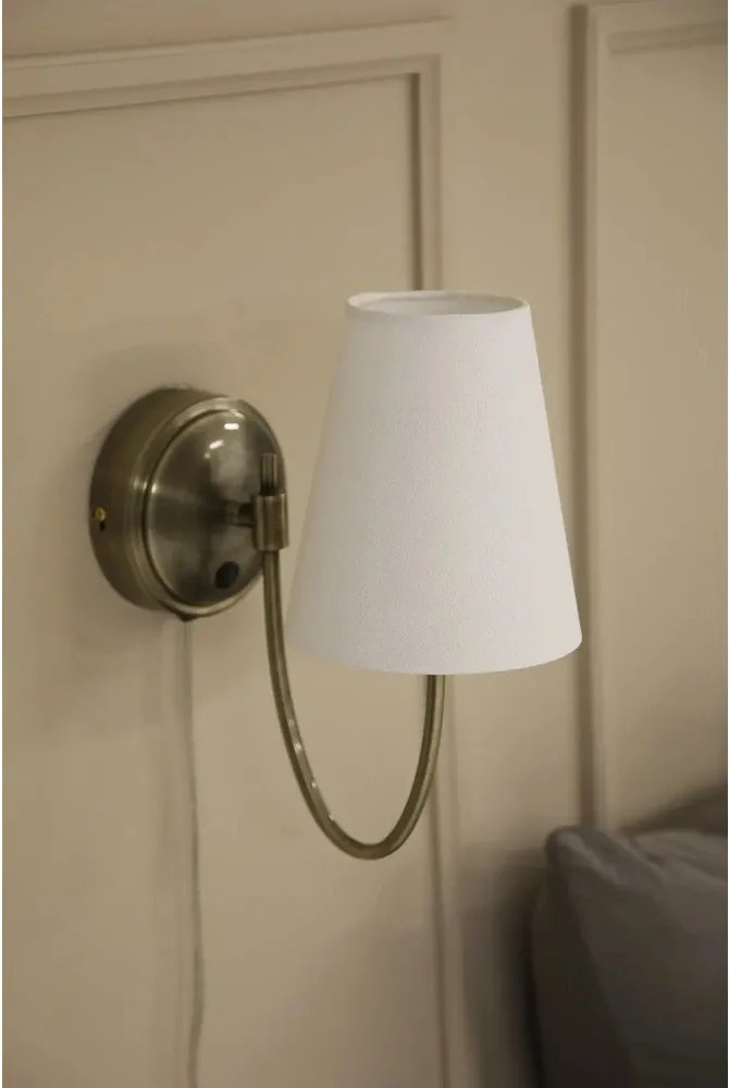 Aplică de perete albă-alămie cu alimentare la priză Amar – Markslöjd