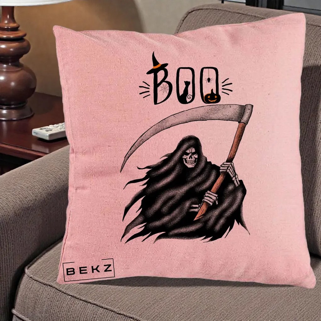 Perna Decorativa Halloween Boo Grim Reaper cu Coasa, 40x40 cm, Roz, Husa Detasabila, Perna Inclusa, BEKZ®
