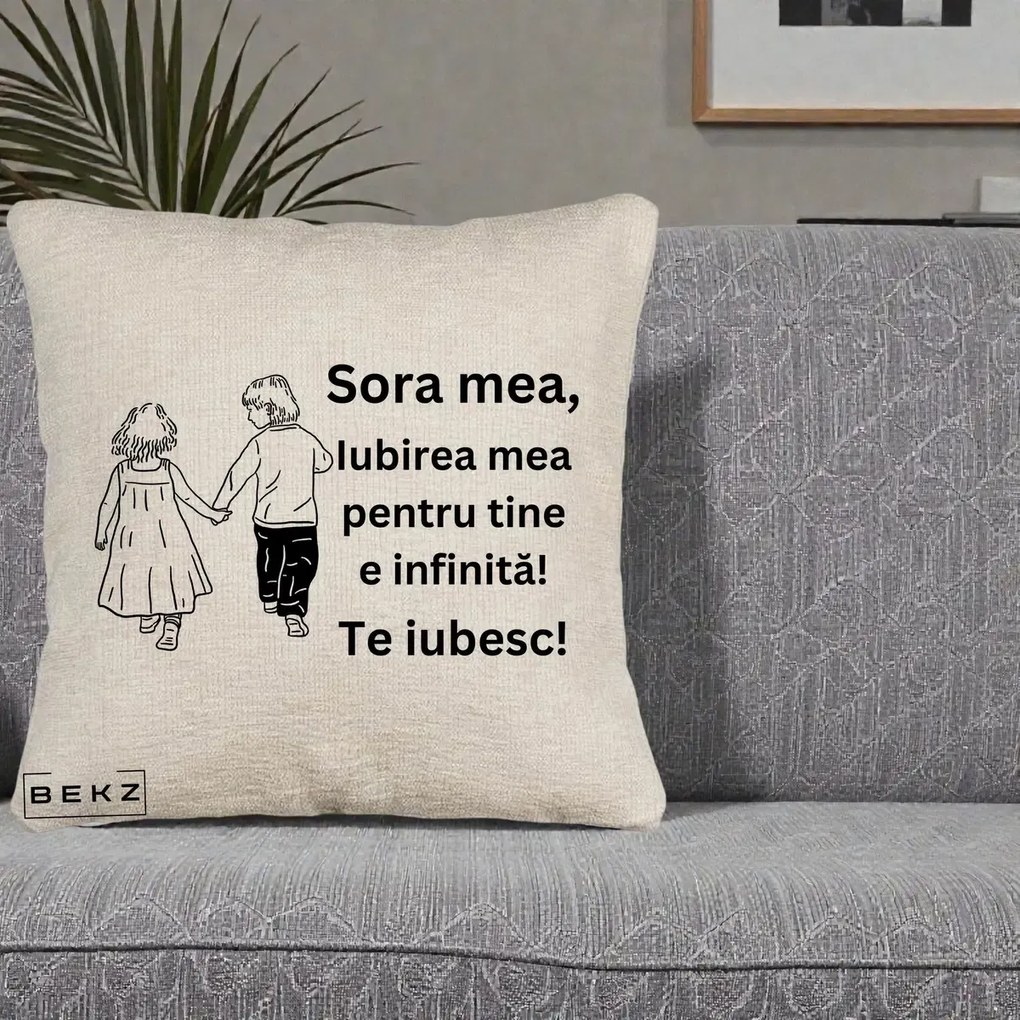 Cadou pentru Sora - Perna Personalizata Sora Mea Te Iubesc Copii Tinand Maini din Spate, 40x40 cm, Bej Canapea, Husa Detasabila, Perna Inclusa, BEKZ®