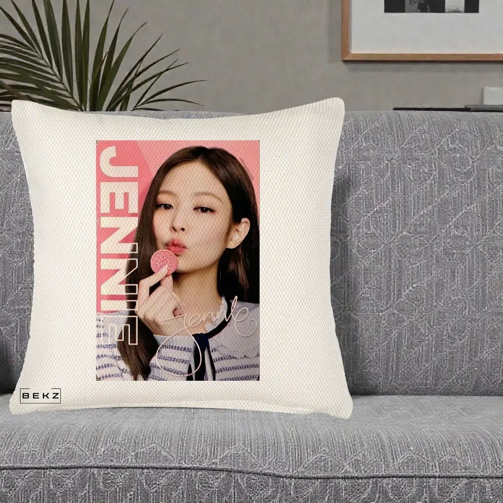 Perna Personalizata K-pop BLACKPINK Jennie cu Semnatura si Fond Roz, 40x40 cm, Crem Reliefat, Husa Detasabila, Perna Inclusa, BEKZ®