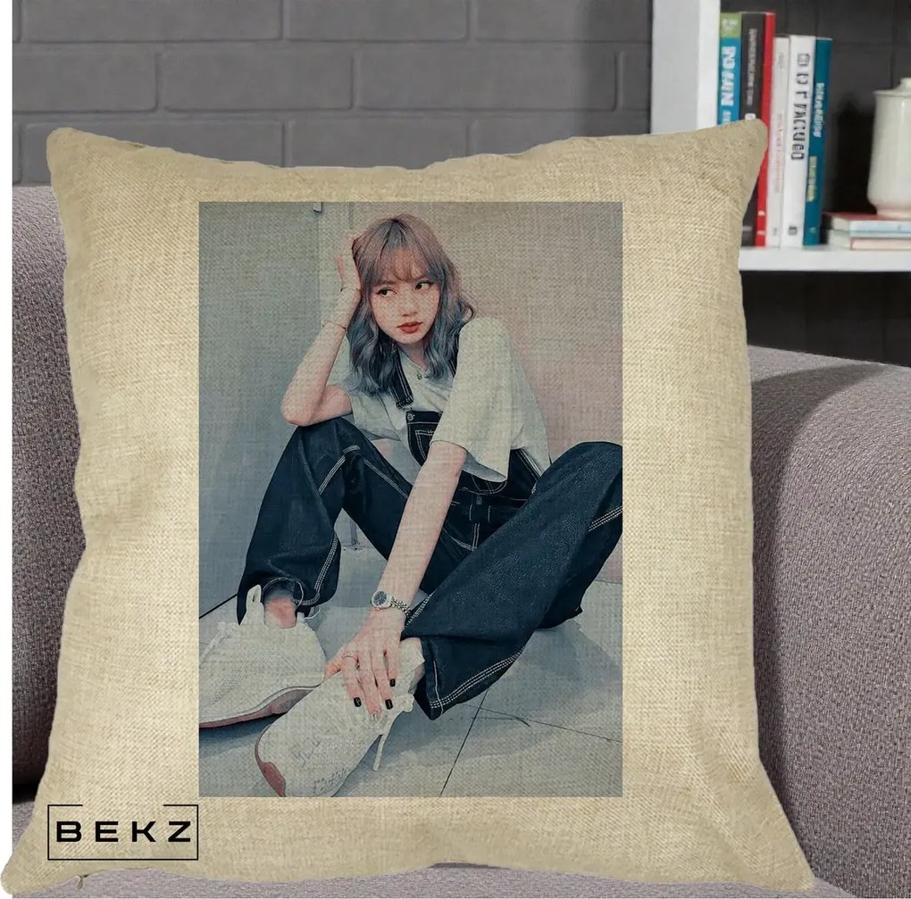 Perna Personalizata K-pop BLACKPINK Lisa, 40x40 cm, Crem, Husa Detasabila, Perna Inclusa, BEKZ®