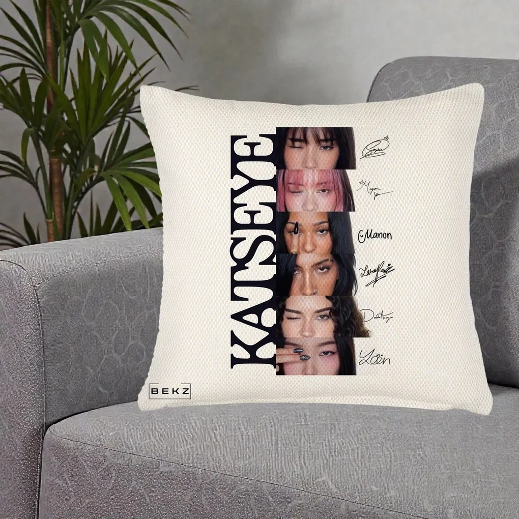 Perna Personalizata K-pop KATSEYE Semnaturi Membre Foto, 40x40 cm, Crem Reliefat, Husa Detasabila, Perna Inclusa, BEKZ®