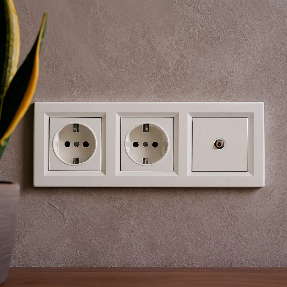 Priză Nova III cu două prize împământate cu priză TV și cadru alb