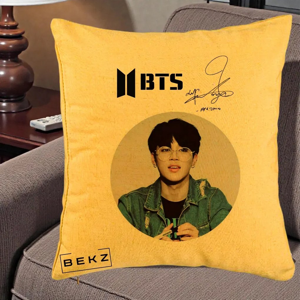Perna Personalizata K-pop BTS Jimin Portret Cerc Autograf Geaca, 40x40 cm, Galben, Husa Detasabila, Perna Inclusa, BEKZ®