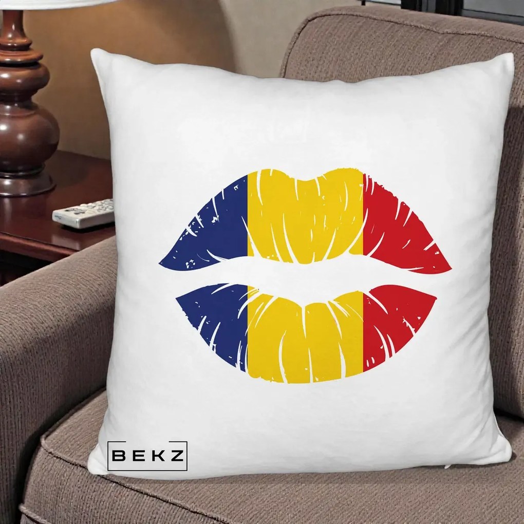 Perna Personalizata Buze Tricolor Romania, 40x40 cm, Alb Pufos, Husa Detasabila, Perna Inclusa, BEKZ®