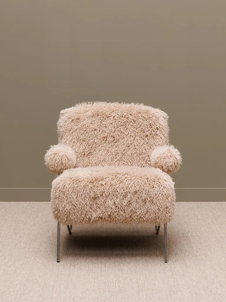 Fotoliu lounge pufos bej din stofă cu fibră lungă tip Mongolian fur cu structură din oțel, „Paddy”