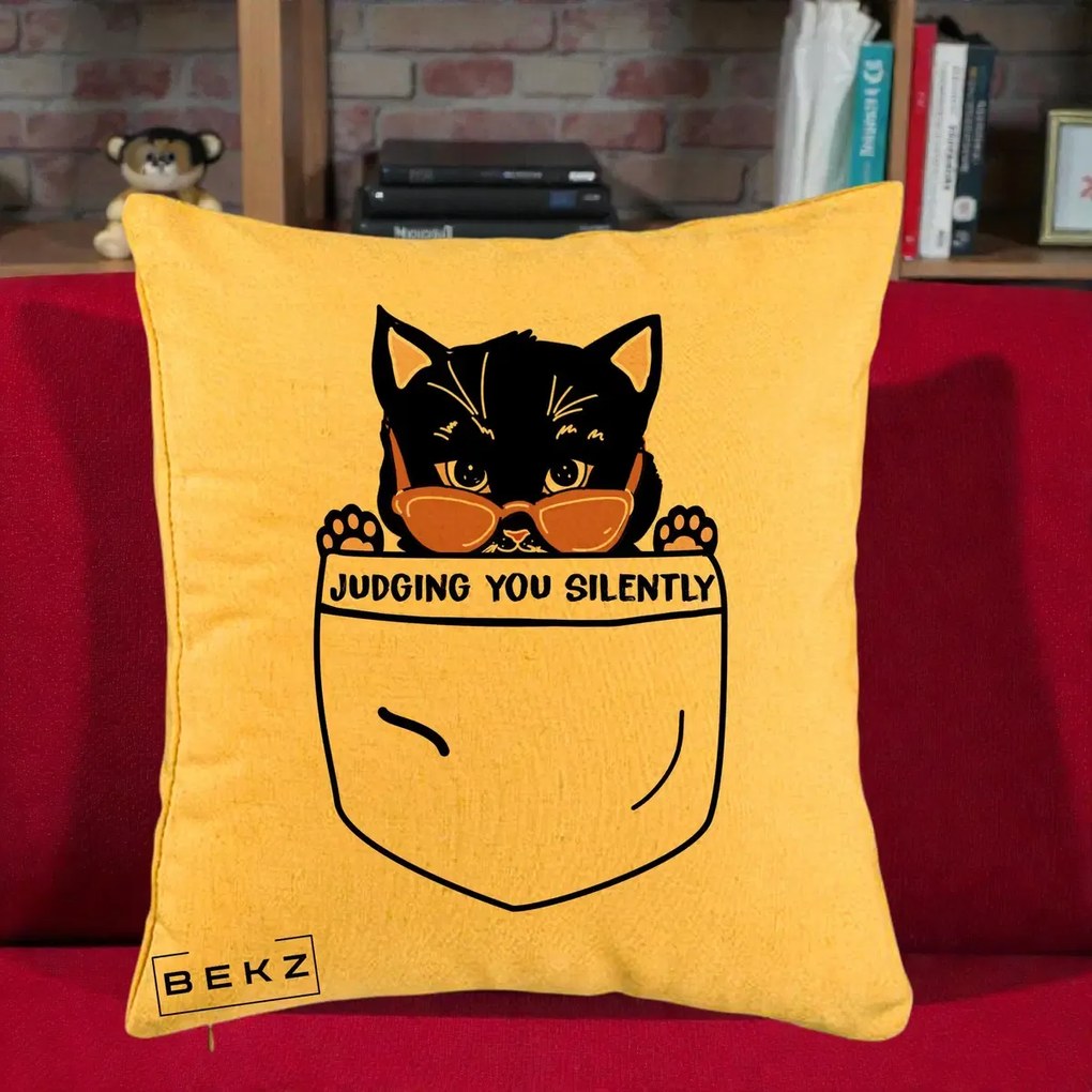 Perna Decorativa Judging You Silently Pisica Buzunar, 40x40 cm, Galben, Husa Detasabila, Perna Inclusa, BEKZ®