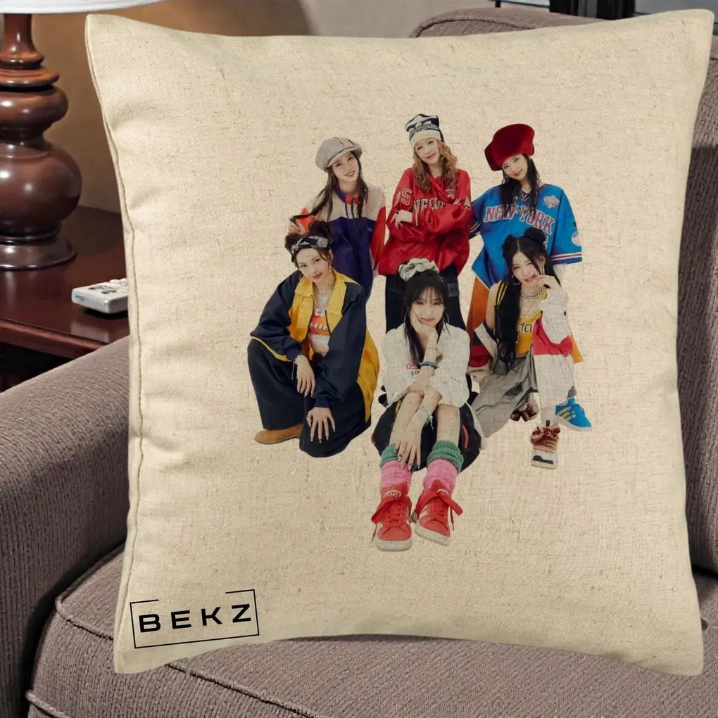 Perna Personalizata Grup K-pop Fete Streetwear Foto, 40x40 cm, Bej, Husa Detasabila, Perna Inclusa, BEKZ®