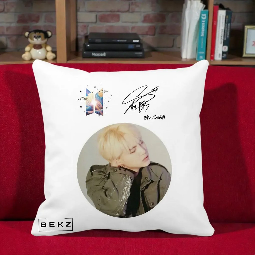 Perna Personalizata K-pop BTS Suga Portret cu Autograf, 40x40 cm, Alba Mata, Husa Detasabila, Perna Inclusa, BEKZ®