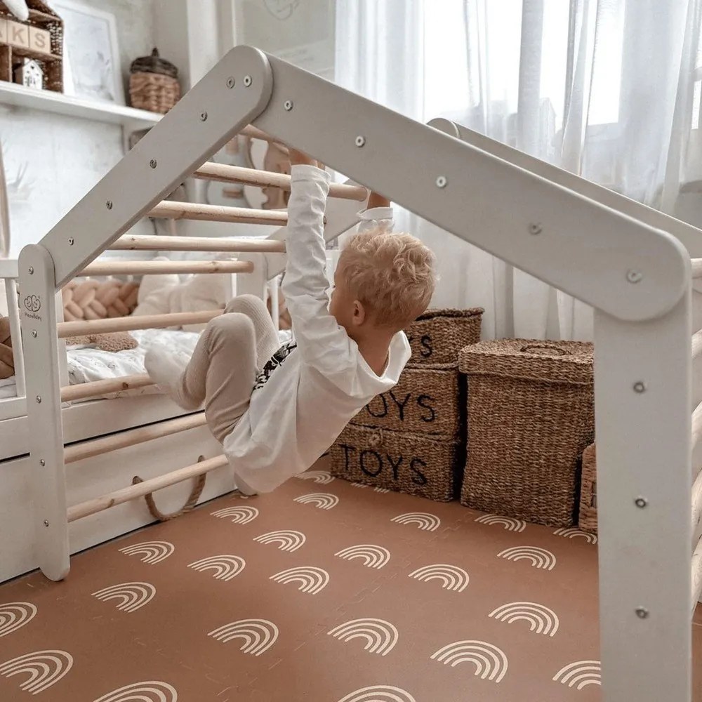 Triunghi Pikler de cățărat în culoare naturală din lemn de pin 112x61x94 cm Montessori – Meowbaby