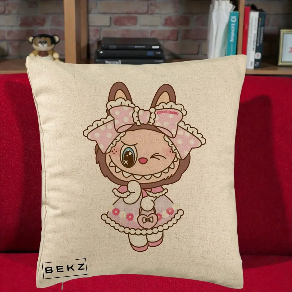 Perna Personalizata Labubu Lolita Roz cu Dantela, 40x40 cm, Bej, Husa Detasabila, Perna Inclusa, BEKZ®