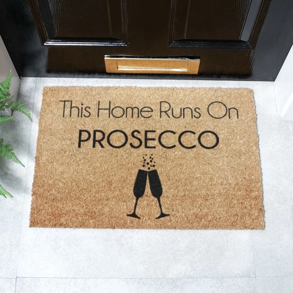 Covoraș de intrare din fibre de nucă de cocos 40x60 cm This Home Runs On Prosecco – Artsy Doormats