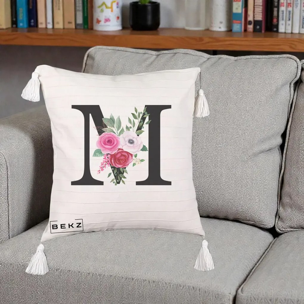 Perna personalizata cu initiala M, trandafiri, 45x45 cm cu Umplutura, Bej cu Franjuri, BEKZ