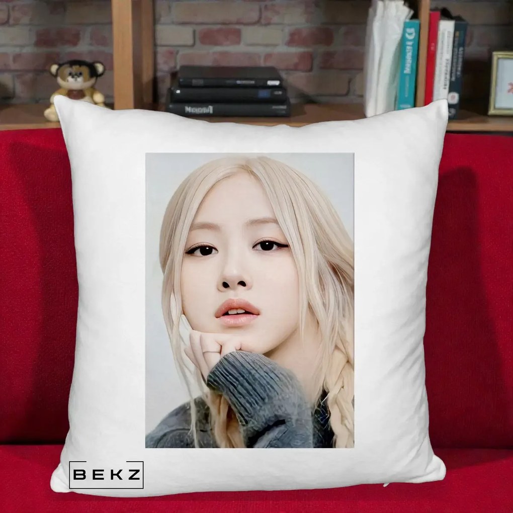 Perna Personalizata K-pop BLACKPINK Rose cu Jucarie de Plus, 40x40 cm, Alb Pufos, Husa Detasabila, Perna Inclusa, BEKZ®
