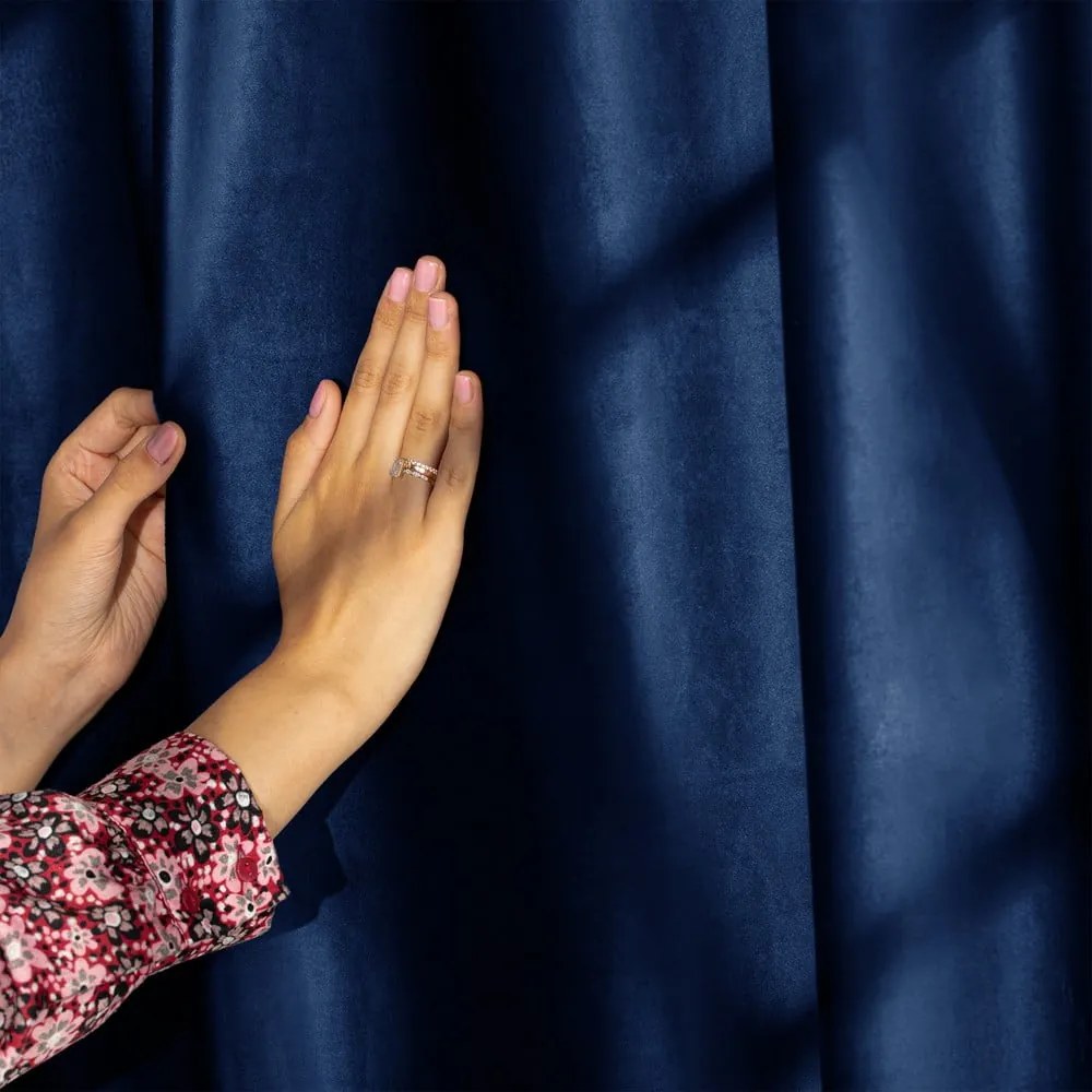 Draperie albastru-închis dimout (semi-opacă) din catifea 140x270 cm Eyelets – Restilo