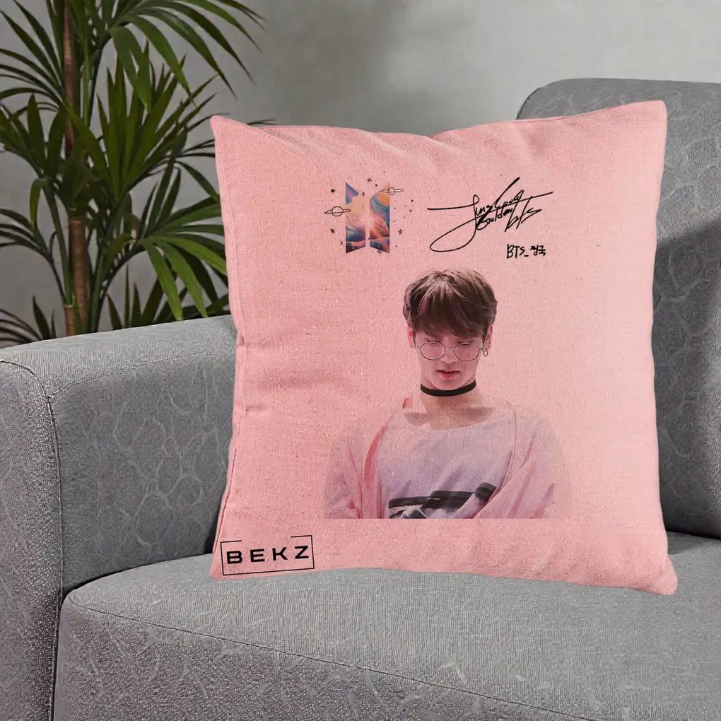 Perna Personalizata K-pop BTS Jungkook Portret cu Ochelari Autograf, 40x40 cm, Roz, Husa Detasabila, Perna Inclusa, BEKZ®