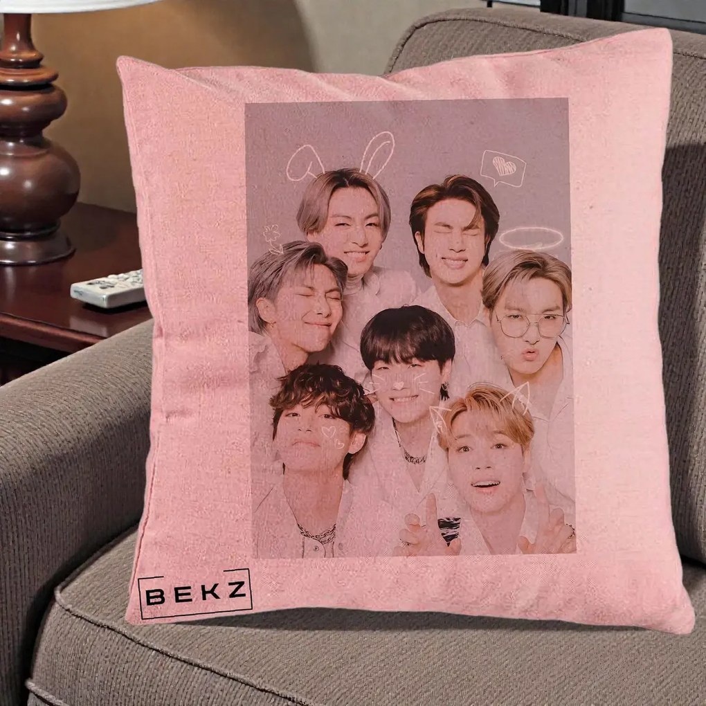 Perna Personalizata K-pop BTS Foto Grup Cute cu Animatii si 7 Membrii, 40x40 cm, Roz, Husa Detasabila, Perna Inclusa, BEKZ®