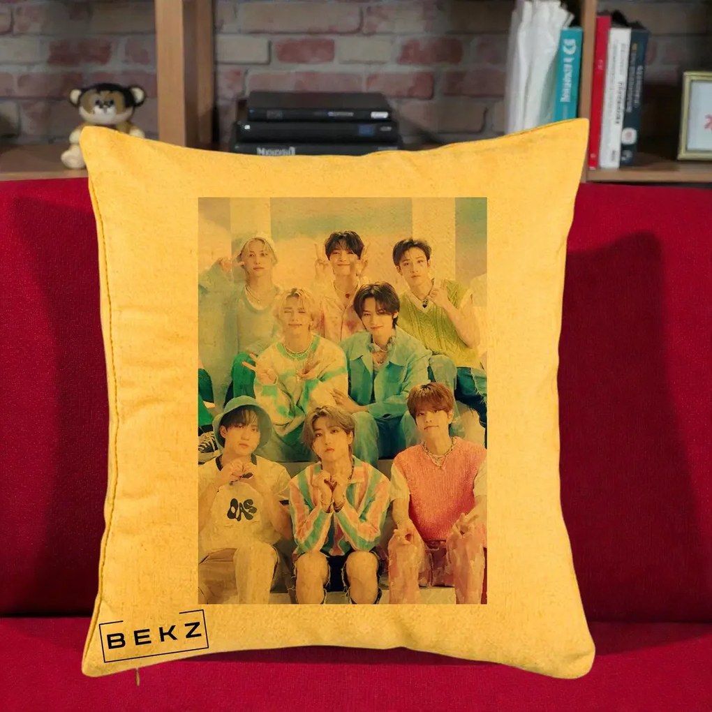 Perna Personalizata K-Pop Grup Foto Pasteluri cu 8 Artisti, 40x40 cm, Galben, Husa Detasabila, Perna Inclusa, BEKZ®