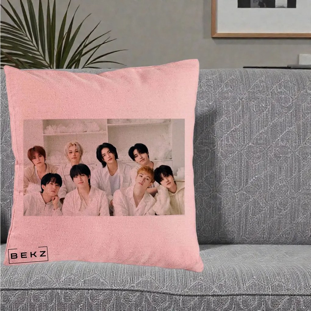 Perna Personalizata K-pop Stray Kids Foto Grup All-White Landscape, 40x40 cm, Roz, Husa Detasabila, Perna Inclusa, BEKZ®