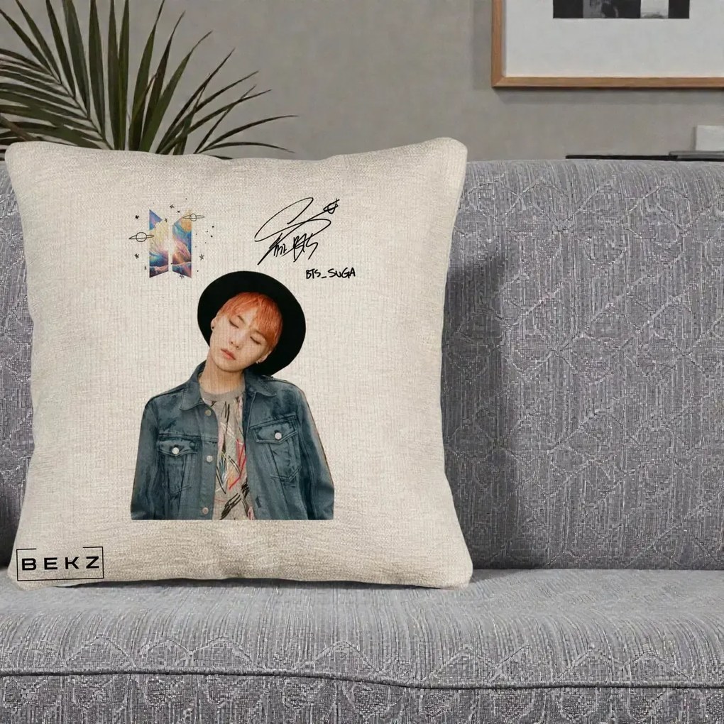 Perna Personalizata K-pop BTS Suga par Portocaliu Palarie Autograf, 40x40 cm, Bej Canapea, Husa Detasabila, Perna Inclusa, BEKZ®