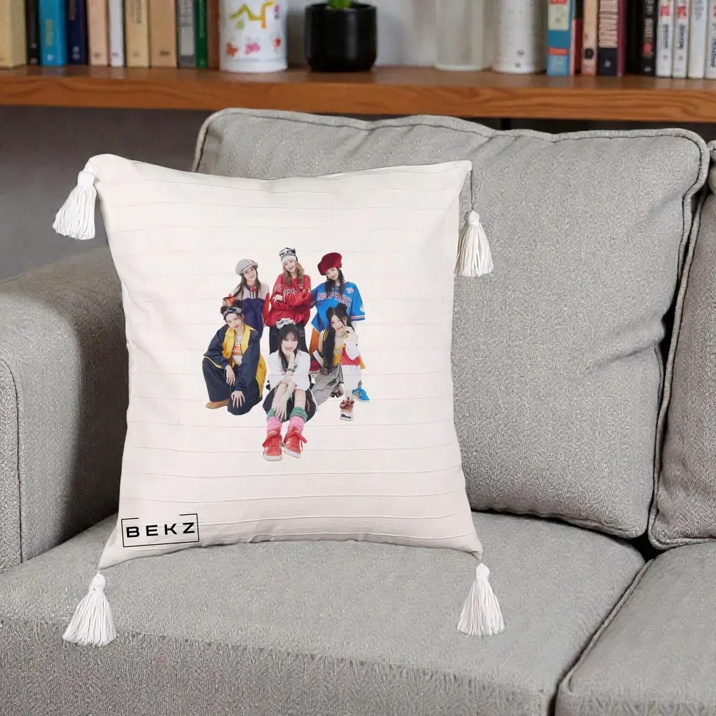 Perna Personalizata Grup K-pop Fete Streetwear Foto, 40x40 cm, Bej cu Franjuri, Husa Detasabila, Perna Inclusa, BEKZ®