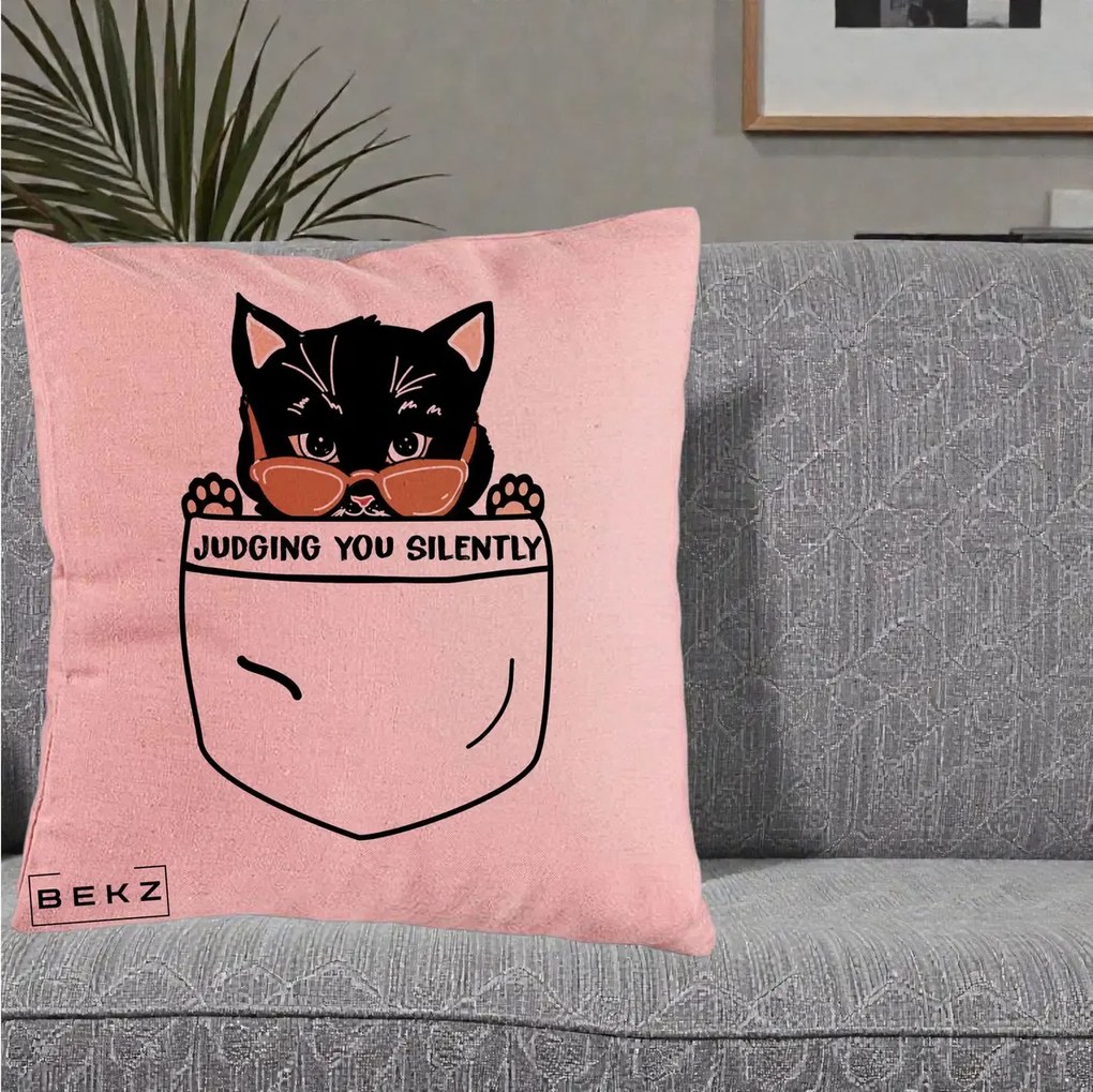 Perna Decorativa Judging You Silently Pisica Buzunar, 40x40 cm, Roz, Husa Detasabila, Perna Inclusa, BEKZ®