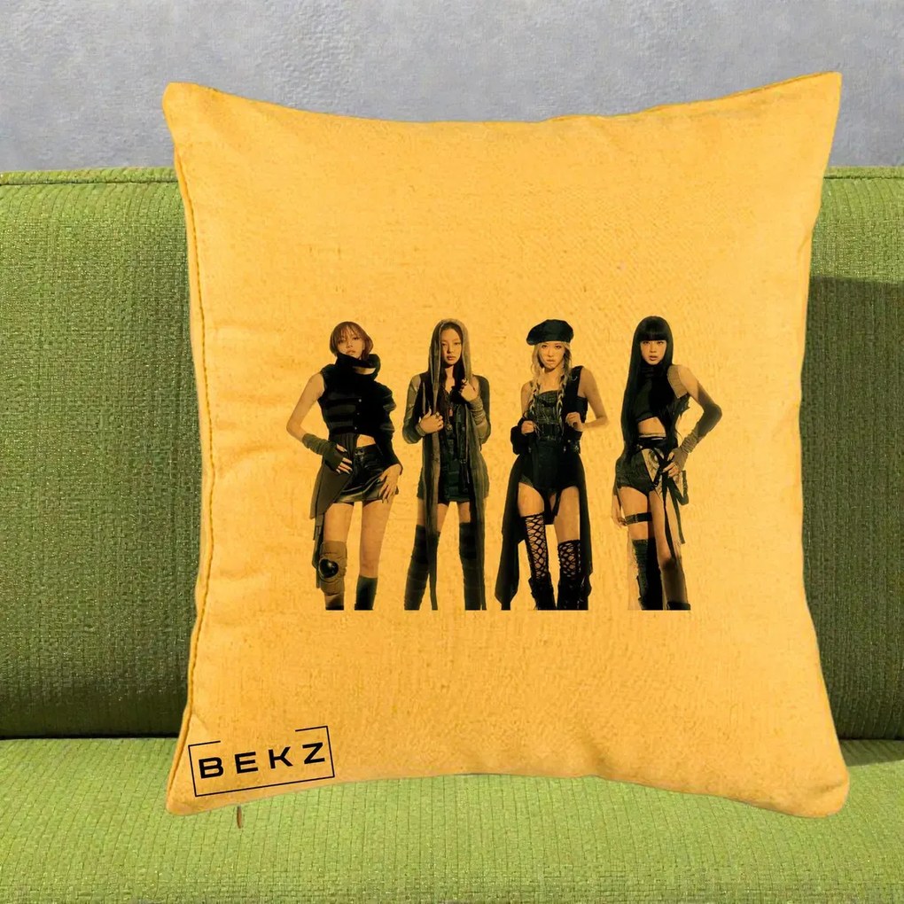 Perna Personalizata K-pop BLACKPINK Tinute Negre Elegante Grup, 40x40 cm, Galben, Husa Detasabila, Perna Inclusa, BEKZ®