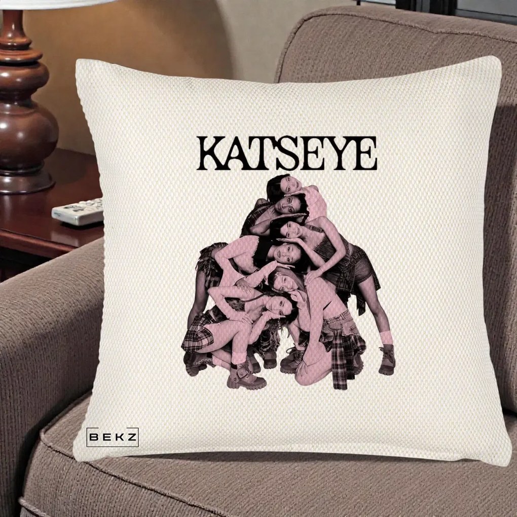 Perna personalizata K-pop KATSEYE Foto Roz Vintage, 45x45 cm cu Umplutura, Crem Reliefat, BEKZ