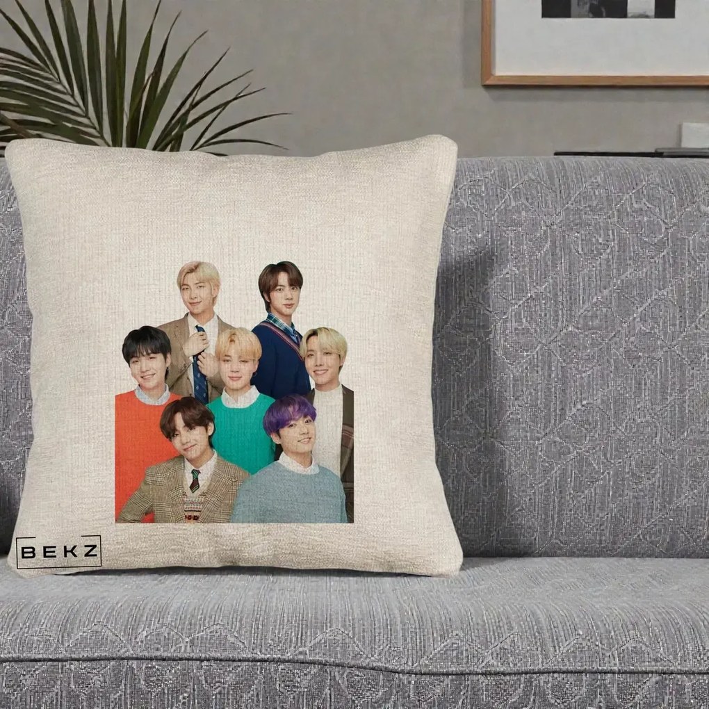 Perna Personalizata K-pop BTS Fotografie Grup Tinute Elegante, 40x40 cm, Bej Canapea, Husa Detasabila, Perna Inclusa, BEKZ®