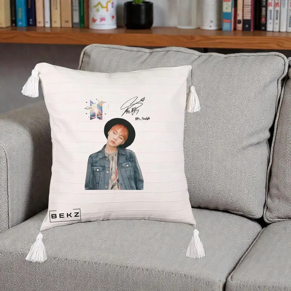 Perna Personalizata K-pop BTS Suga par Portocaliu Palarie Autograf, 40x40 cm, Bej cu Franjuri, Husa Detasabila, Perna Inclusa, BEKZ®