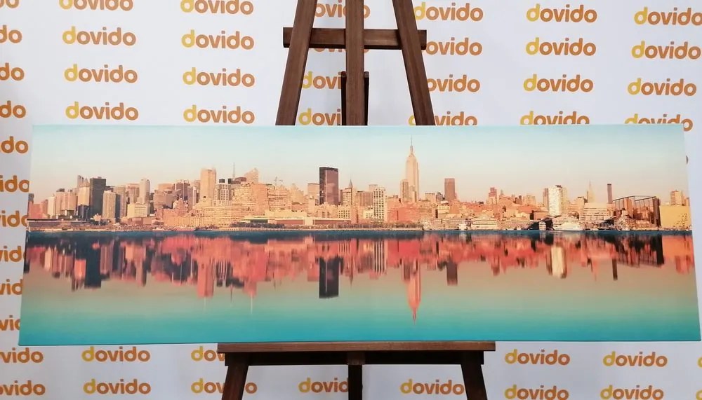Tablou fascinantul New York reflectat în apă