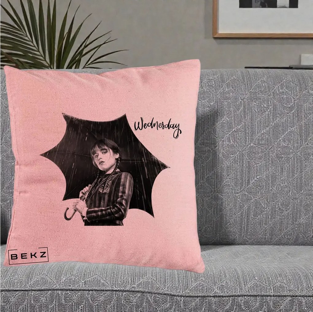 Perna Personalizata Wednesday Addams cu Umbrela Foto, 40x40 cm, Roz, Husa Detasabila, Perna Inclusa, BEKZ®