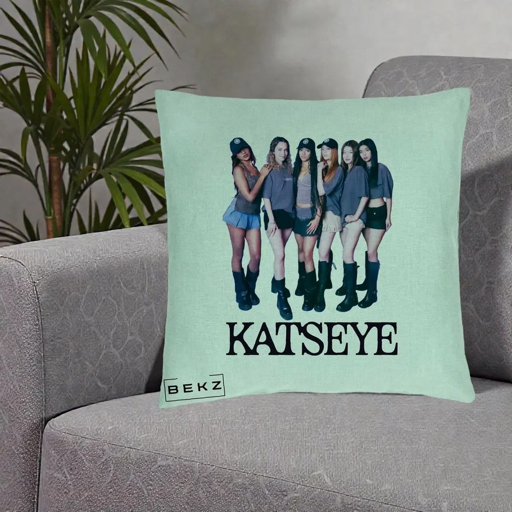 Perna Personalizata K-pop KATSEYE Grup Foto Tinute Gri, 40x40 cm, Verde Menta, Husa Detasabila, Perna Inclusa, BEKZ®