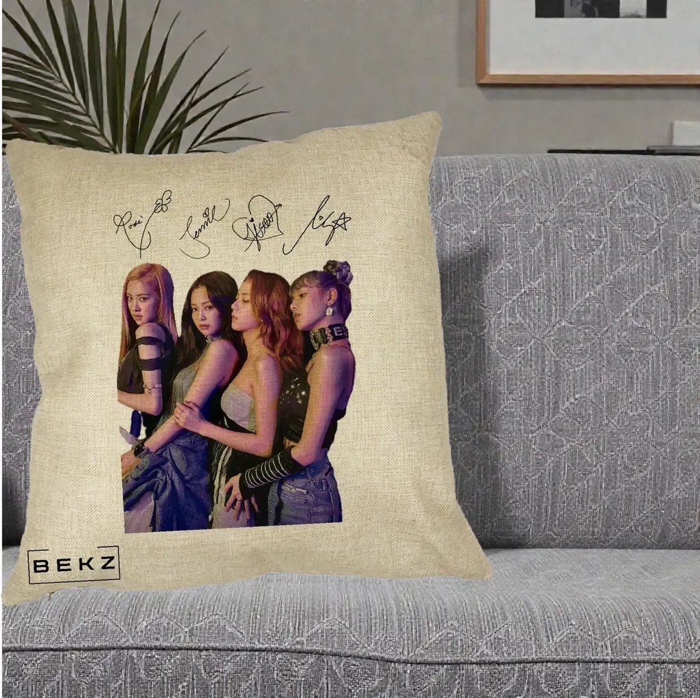 Perna Personalizata K-pop BLACKPINK Fotografie Grup Autografe Deasupra, 40x40 cm, Crem, Husa Detasabila, Perna Inclusa, BEKZ®