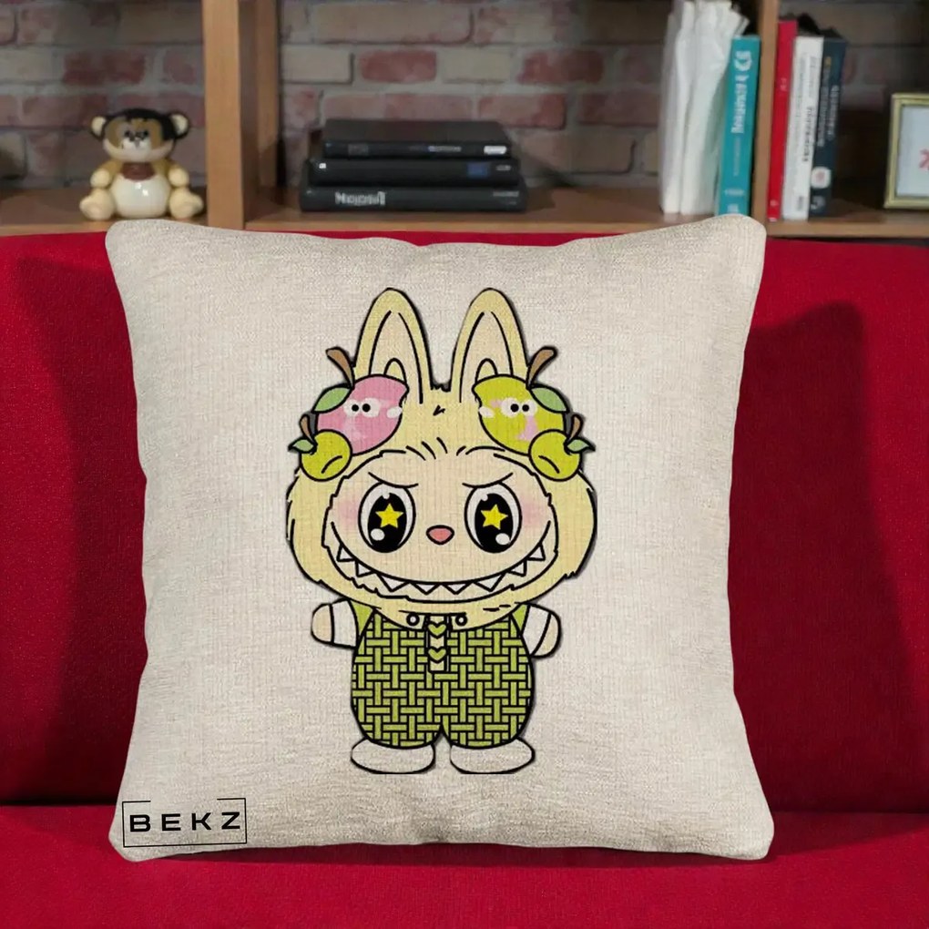 Perna Personalizata Labubu Galben cu Mere si Salopeta, 40x40 cm, Bej Canapea, Husa Detasabila, Perna Inclusa, BEKZ®