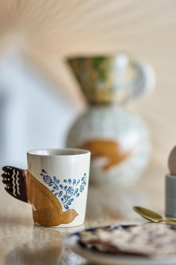 Cană din ceramică bej cu decor pasăre și ramuri pictate manual, mâner în formă de coadă de pasăre, 8x9 cm, "Hezha"