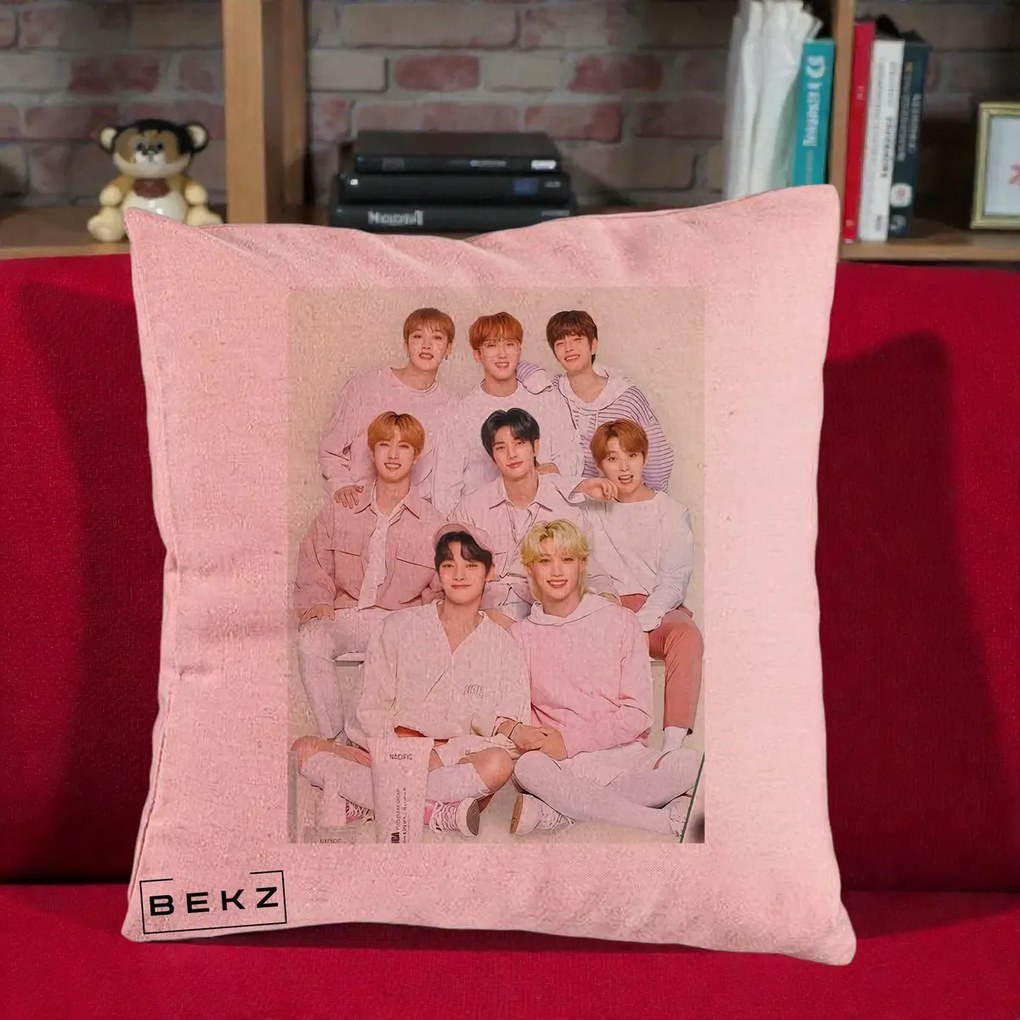 Perna Personalizata K-pop Stray Kids Foto Grup Pastel Roz-Alb cu 8 Membrii, 40x40 cm, Roz, Husa Detasabila, Perna Inclusa, BEKZ®